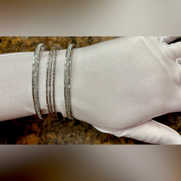 🎉HP🎉Beautiful, hollow silver cuff bracelet with glitter detail.$21🎉HP🎉 - Picture 4 of 9
